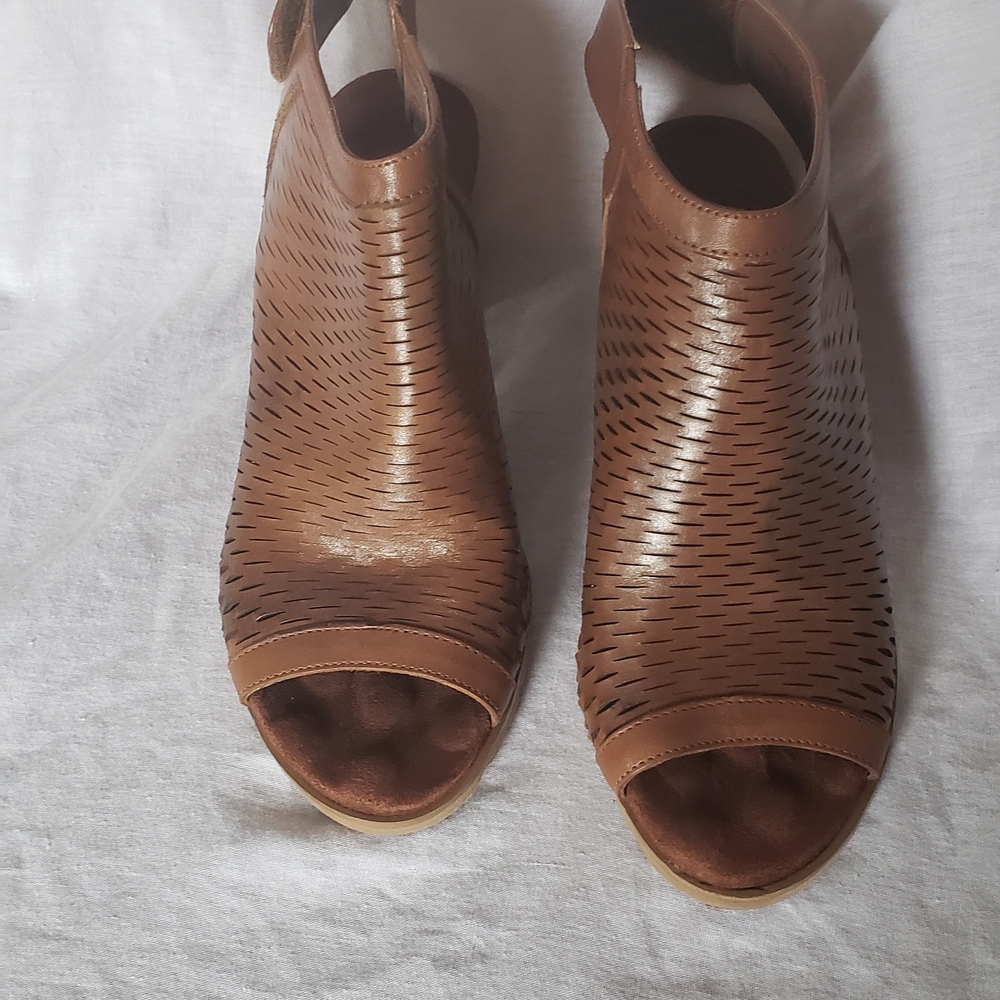 Source Unknown Tan Cutout Peep-Toe Heels